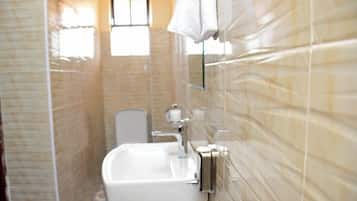 Shower, pancuran hujan, perlengkapan mandi desainer, dan sandal