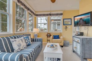 TV, books, offices - Beachy Keen: Steps to Sand, Miles from Stress (Avalon)