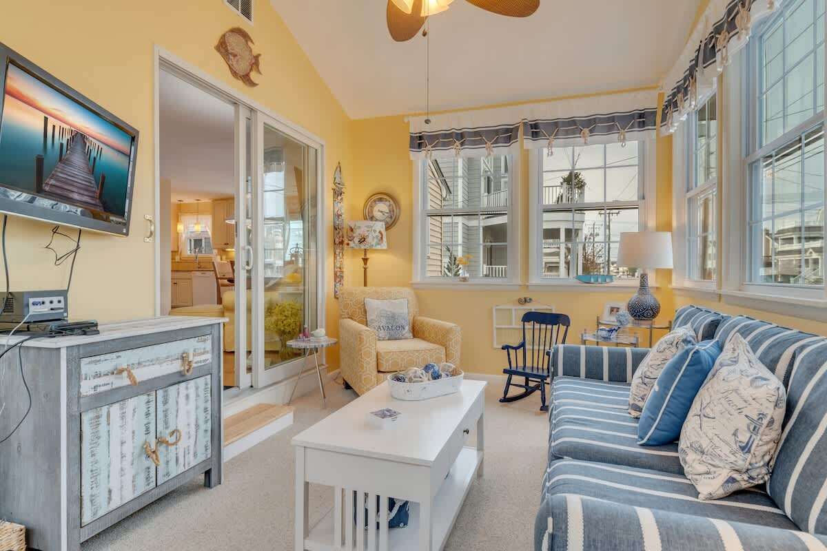 Télévision, livres, espaces bureaux