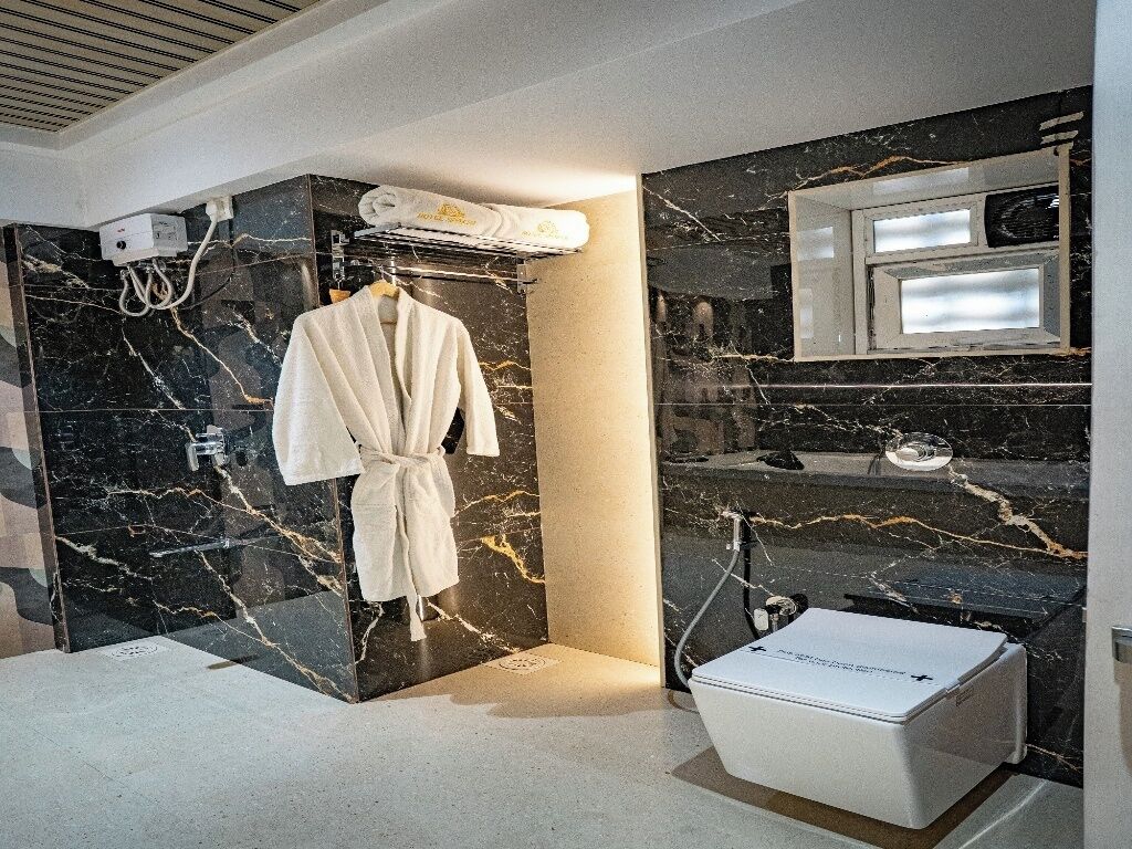 Suite Room with Bathtub | Bad | Toalettartikler (inkludert) og toalettpapir