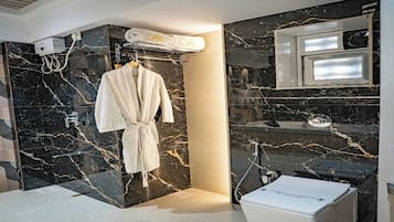 Suite Room with Bathtub | Bad | Toalettartikler (inkludert) og toalettpapir