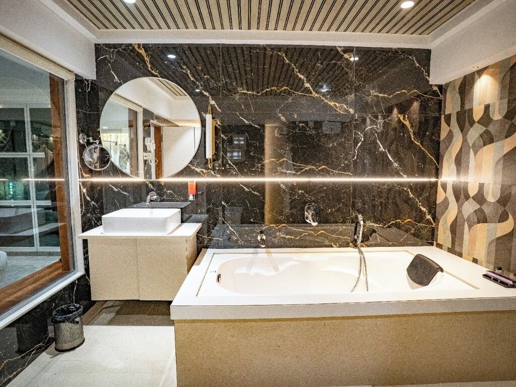 Suite Room with Bathtub | 浴室 | 免費梳洗用品、廁紙