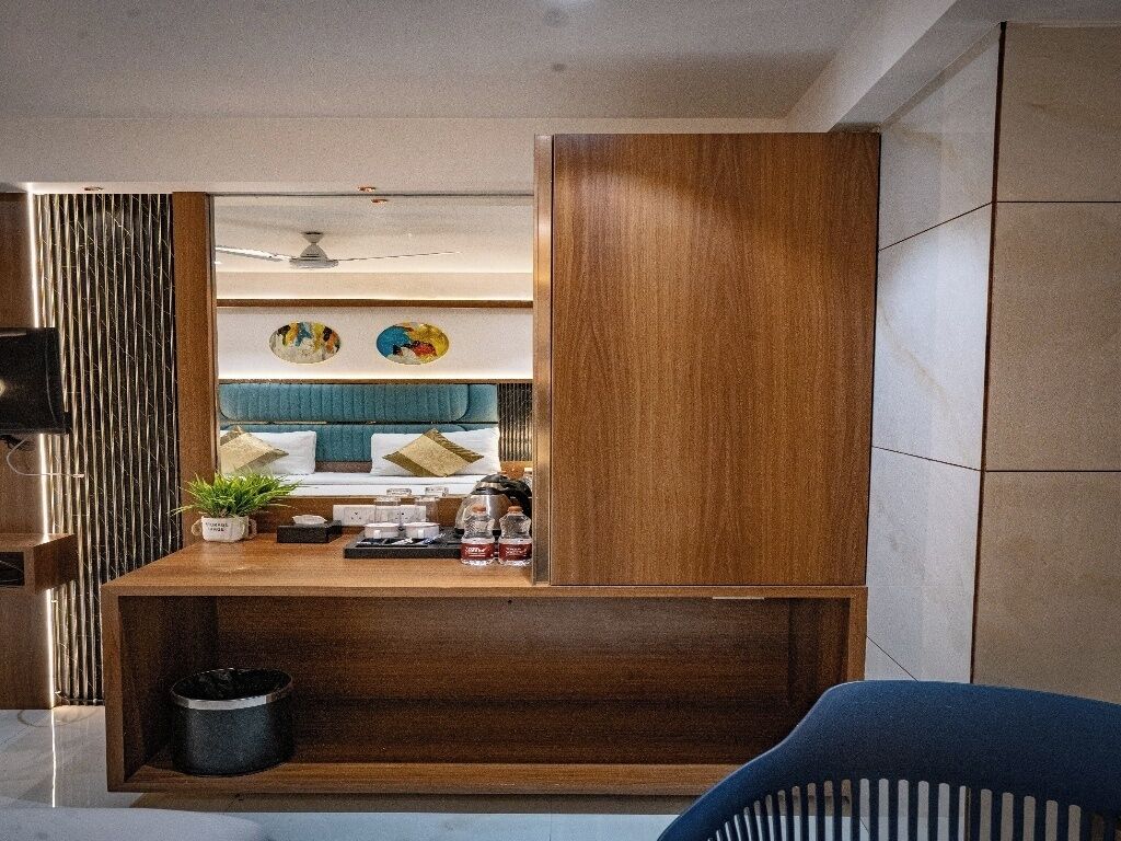 Uma cozinha compacta e moderna com armários de madeira, bancada embutida e uma pia pequena.