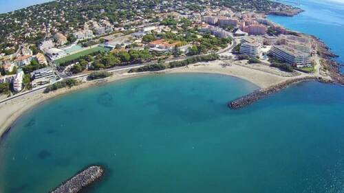 Sète sea view, beach area, air-conditioned T3 apartment with large terrace.