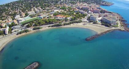 SĂšte sea view, beach area, air-conditioned T3 apartment with large terrace.