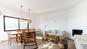 Una sala moderna con comedor, un sofá y una mesa de centro.
