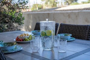 تناول الطعام بالخارج