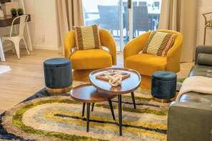 TV, peis og kontorer