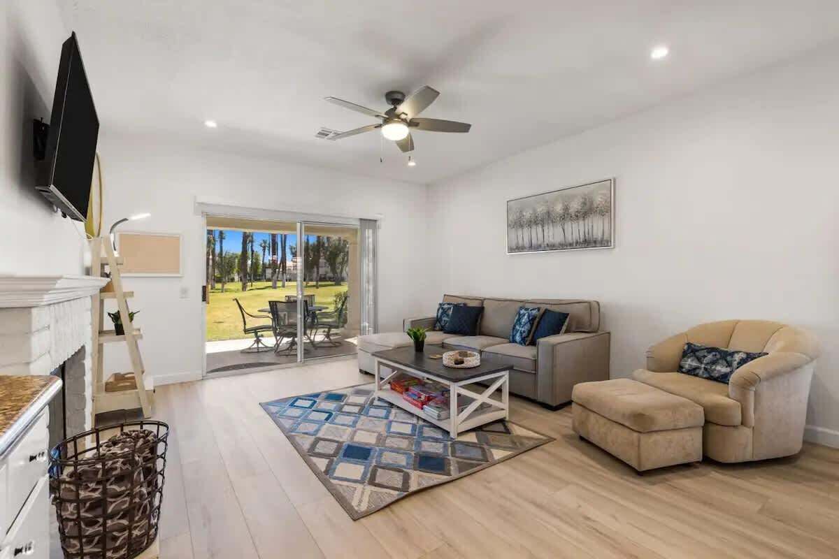 Een televisie, een open haard en een kantoor