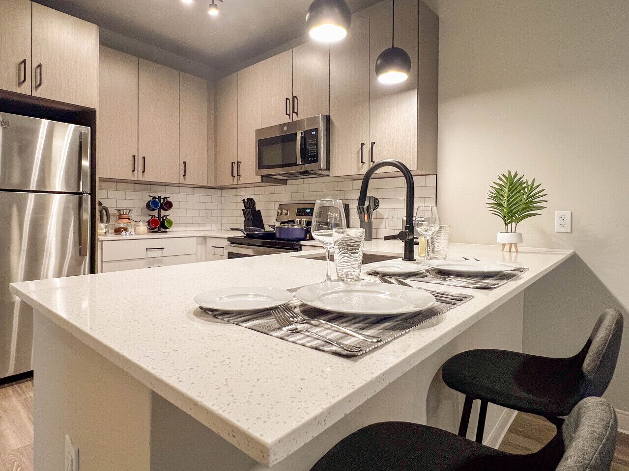 Een koelkast, een microgolfoven, een oven, een kookplaat