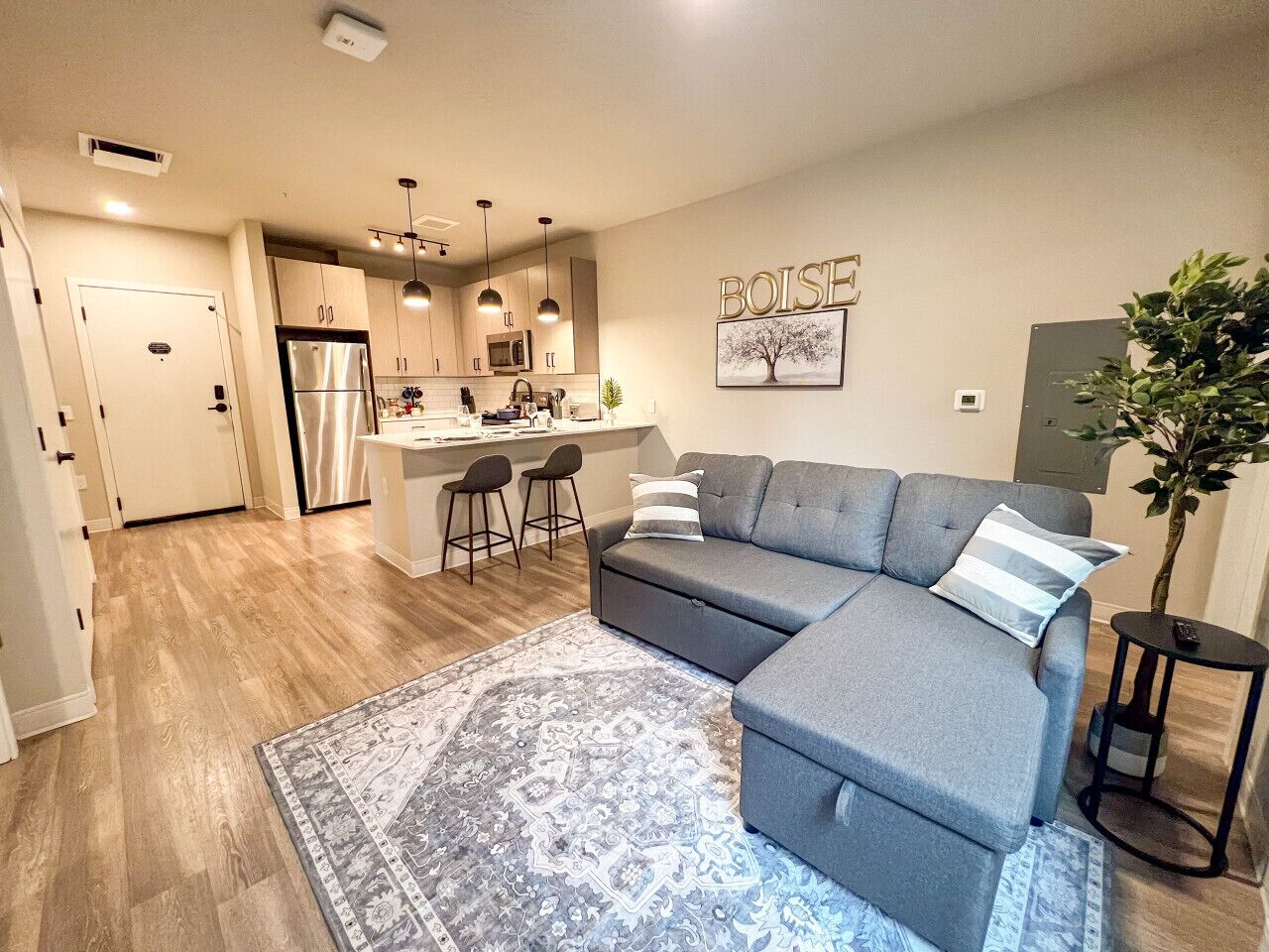 Smart-tv, een open haard, een tafeltennistafel en boeken