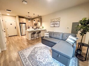 TV connectée, cheminée, table de tennis de table, livres