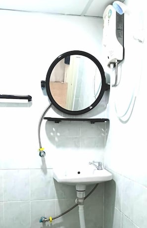 Standard Double Room | Bathroom | Shower, towels, soap, shampoo - Marine Guest House Encore (Pattaya)