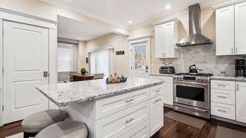 Oppvaskmaskin, kaffetrakter/tekoker og kjøkkenutstyr