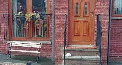 Bangor - 2 Bed Apartment- Sleeps 4 -privateparking