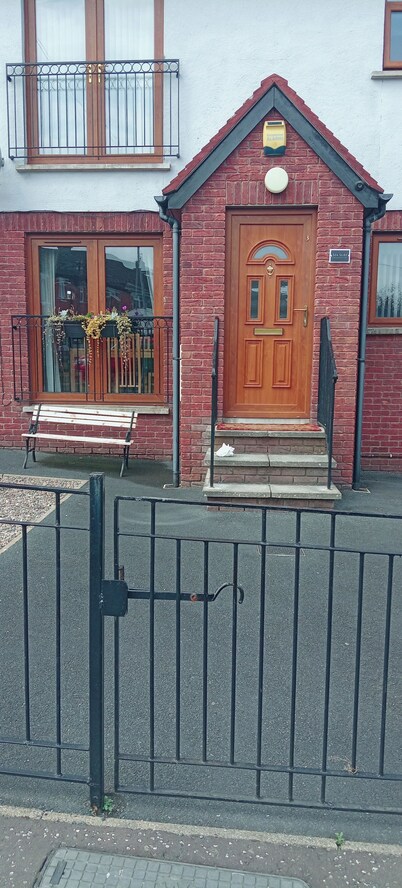 Bangor - 2 Bed Apartment- Sleeps 4 -privateparking