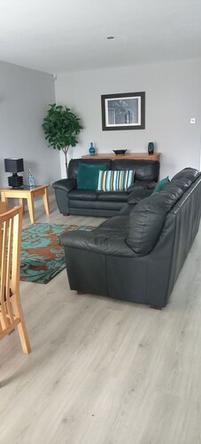 Bangor - 2 Bed Apartment- Sleeps 4 -privateparking