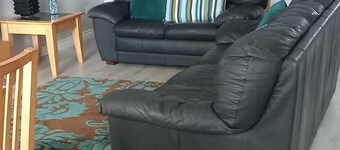 Bangor - 2 Bed Apartment- Sleeps 4 -privateparking