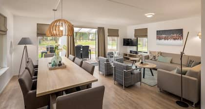 Wellness bungalow with whirlpool, sauna, sunshower, 3 bedrooms, and a covered terrace with lounge set.