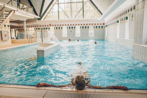 Pool - Spacious chalet for six, perfect for families in Drenthe. (Hooghalen)