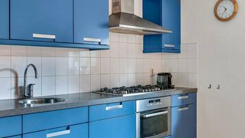 Een koelkast, een magnetron, een kookplaat, een vaatwasser