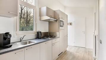 Frigorífico, microondas, lavavajillas y cafetera o tetera