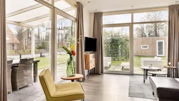 Fernseher, DVD-Player, Stereoanlage