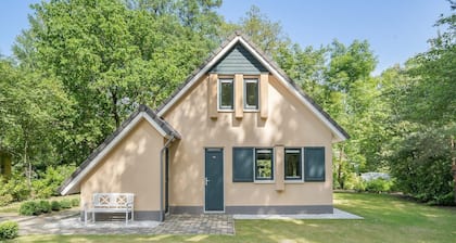 Freistehendes Ferienhaus mit Terrasse in der Natur.