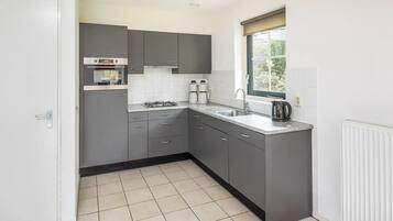 Jääkaappi, mikroaaltouuni, liesi, astianpesukone