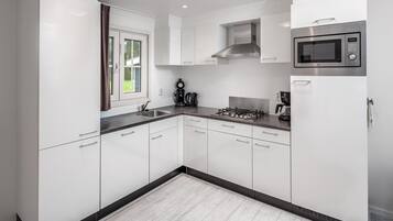 Kühlschrank, Mikrowelle, Herdplatte, Geschirrspüler