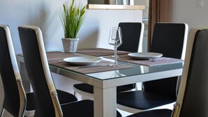 Appartement (One Bedroom Apartment) | Dineerruimte