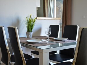 Huoneisto (One Bedroom Apartment) | Ruokasali