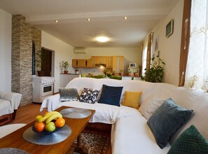 Huoneisto (Family Room with Private Bathroom 8) | Olohuone | 32–tuumainen taulutelevisio, jossa kaapelikanavat