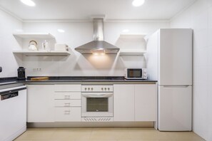 Køleskab, mikrobølgeovn, ovn, kogeplade