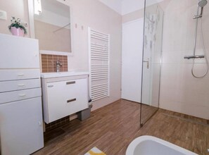 Apartment (Two Bedroom Apartment with Balcony an) | Bathroom | Shower, towels - Modern and Spacious Piran Downtown Apartment With Balcony and Sea View (Piran)