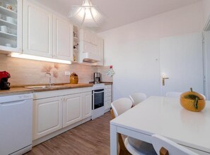 Apartment (Two Bedroom Apartment with Balcony an) | Private kitchen | Fridge - Modern and Spacious Piran Downtown Apartment With Balcony and Sea View (Piran)