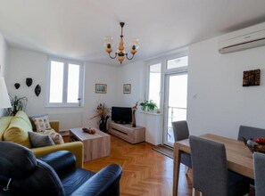 아파트 (Two Bedroom Apartment with Balcony an) | 거실 | 디지털 채널 시청이 가능한 32인치 평면 TV, 스테레오