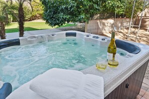 Outdoor spa tub - Family Fun Escape - Pool, Hot Tub, Game Room (Peoria)