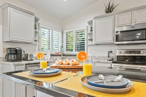 Fridge, microwave, oven, stovetop - Family Fun Escape - Pool, Hot Tub, Game Room (Peoria)