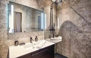 Dusche, Haartrockner, Handtücher, Seife