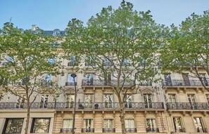 Exterior - NESTLED BETWEEN PLACE DE LA MADELEINE & THE ICONIC RUE DU FAUBOURG SAINT-HONORÉ (Paris)