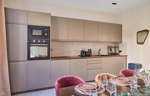 Fridge, microwave, oven, dishwasher - NESTLED BETWEEN PLACE DE LA MADELEINE & THE ICONIC RUE DU FAUBOURG SAINT-HONORÉ (Paris)