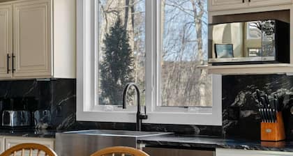 The Navillus House: Hot Tub, Ski On/Ski Off, A/C. Discounted Ski Rentals.