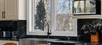 The Navillus House: Hot Tub, Ski On/Ski Off, A/C. Discounted Ski Rentals.