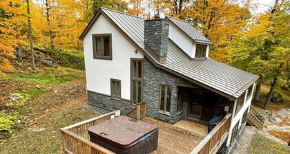 The Navillus House: Hot Tub, Ski On/Ski Off, A/C. Discounted Ski Rentals.