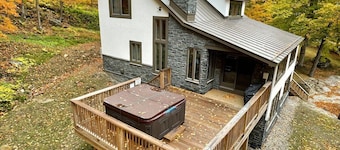 The Navillus House: Hot Tub, Ski On/Ski Off, A/C. Discounted Ski Rentals.