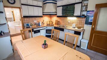 Căn hộ (Three Bedroom Apartment) | Bếp riêng | Tủ lạnh