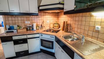 Căn hộ (Three Bedroom Apartment) | Bếp riêng | Tủ lạnh