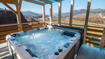 Căn hộ (Three Bedroom Apartment) | Bồn tắm spa ngoài trời