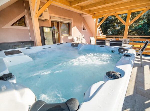 Apartment (Three Bedroom Apartment) | Outdoor spa tub